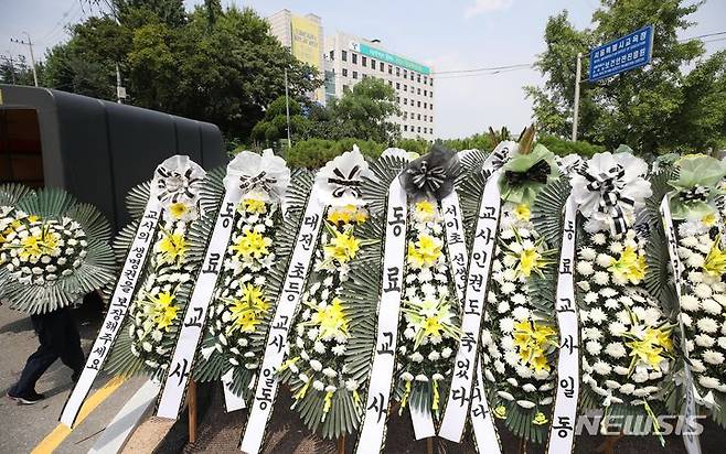 [서울=뉴시스] 조수정 기자 = 20일 오후 서울 종로구 서울시교육청 앞에서 최근 사망한 서울 초등학교 교사의 죽음을 애도하는 근조화환이 놓여져 있다. 2023.07.20. chocrystal@newsis.com