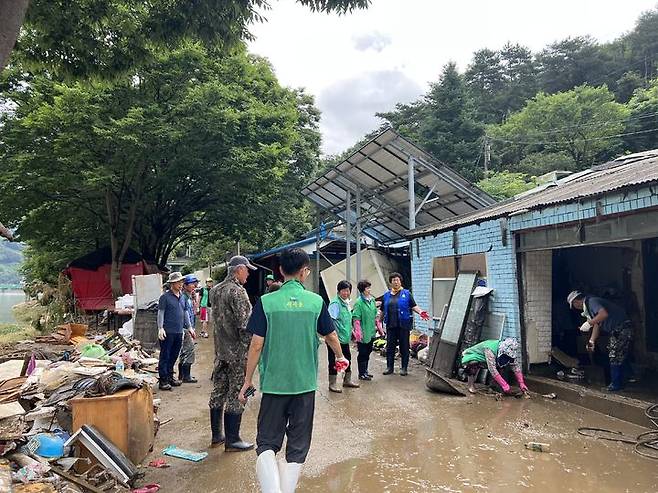 [세종=뉴시스] 지난 17일 충주시 살미면 침수 주택에서 수해복구 작업 중인 모습. (사진=충주시 제공) 2023.07.20. photo@newsis.com *재판매 및 DB 금지