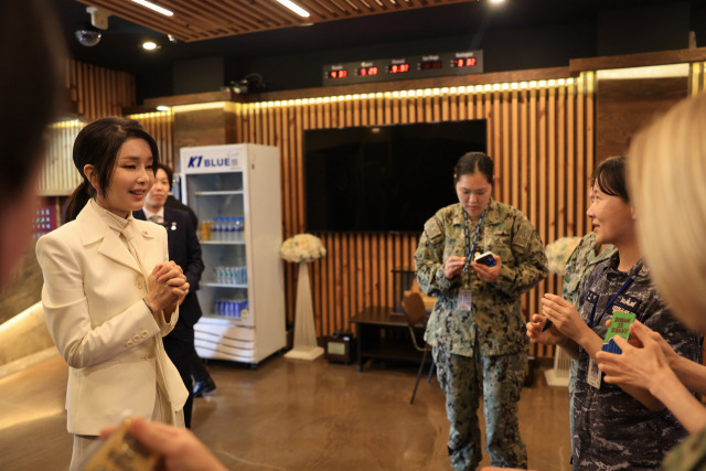 ▲윤석열 대통령 부인 김건희 여사가 19일 부산 남구 해군작전사령부 네이비 클럽에서 한미 여군 장병과 환담한 뒤 작별인사를 하고 있다. ⓒ연합뉴스