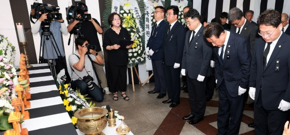 충북도청에 설치된 오송 지하차도 참사 희생사 합동분향소에서 20일 김영환(오른쪽 두 번째) 충북지사 등이 고개를 숙이고 있다. 오른쪽부터 이우종 행정부지사, 김 지사, 김명규 경제부지사. 2023.7.20 충북도 제공