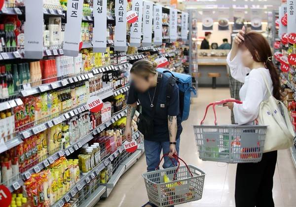 최저임금 인상과 인플레이션의 상관 관계는 미약한 것으로 나타났다. [사진=뉴시스]