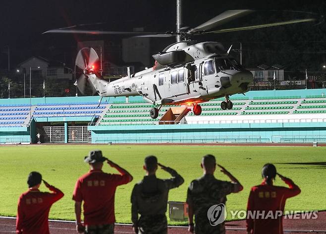 해병대 전우에게 경례 (예천=연합뉴스) 윤관식 기자 =  20일 오전 0시 47분께 경북 예천스타디움에서 수색 중 실종됐다가 숨진 채 발견된 해병 장병을 태운 헬기가 전우들의 경례를 받으며 이륙하고 있다. 2023.7.20 psik@yna.co.kr