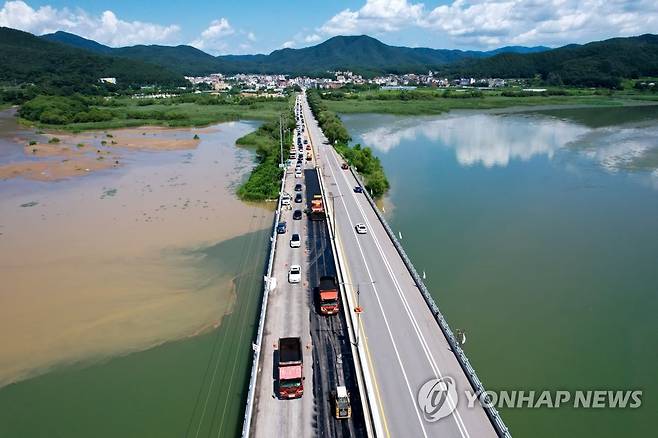 도로 복구 작업 중인 광동교 (경기광주=연합뉴스) 김도훈 기자 = 19일 오전 경기도 광주시 퇴촌면 광동교에서 복구작업이 진행되고 있다. 2023.7.19 superdoo82@yna.co.kr