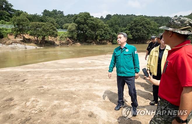 해병 장병 실종지점 방문한 이종섭 국방부 장관 (대구=연합뉴스) 윤관식 기자 = 이종섭 국방부 장관이 20일 오전 경북 예천군 호명면 보문교 인근 내성천을 찾아 현장을 살펴보고 있다. 2023.7.20 psik@yna.co.kr