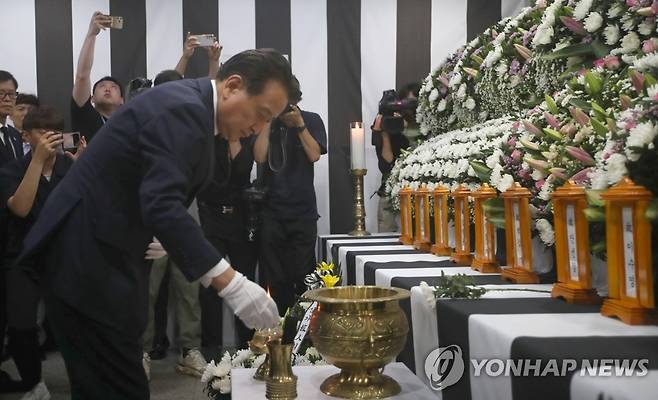 분향하는 김영환 충북도지사 (청주=연합뉴스) 이성민 기자 = 김영환 충북도지사가 20일 충북도청에 마련된 청주 오송 지하차도 참사 희생자 합동분향소에서 분향하고 있다. 2023.7.20. chase_arete@yna.co.kr