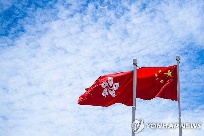 홍콩 (AFP=연합뉴스) 20일 홍콩 거리에 내걸린 중국 국기와 홍콩 깃발. 2023.7.20.