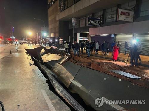 요하네스버그 도심 가스관 추정 폭발 사고 현장 [로이터 연합뉴스, 재판매 및 DB 금지]