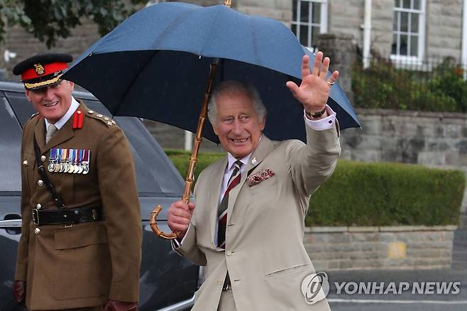 손 인사하는 찰스 3세 영국 국왕 [AFP=연합뉴스. 재판매 및 DB 금지]