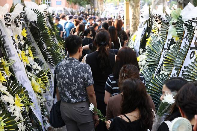 20일 오후 서울 서초구 서이초등학교에 마련된 임시 추모공간에서 추모객들이 고인이 된 교사를 추모하기 위해 줄을 서고 있다 (사진=연합뉴스)