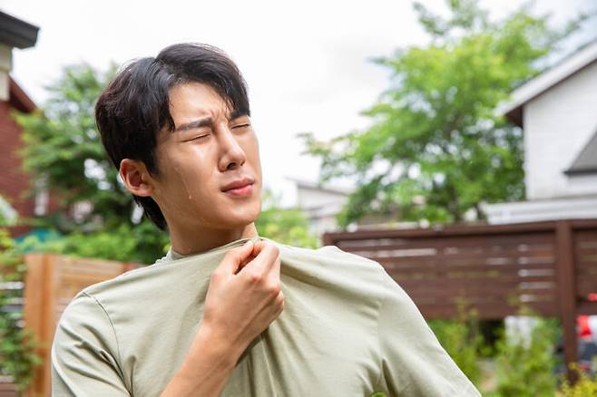여름철 땀은 자연스런 생리현상이지만, 신진대사 전반에 영향을 줘서 불쾌지수를 높이고 수면장애와 두통, 어지럼증, 감기까지 유발할 수 있어 똑똑하게 대처해야 한다. [사진=클립아트코리아]
