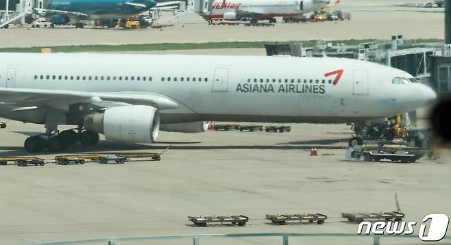 사진은 이날 인천국제공항 1터미널 활주로에 대기중인 아시아나항공 항공기. 2023.7.19/뉴스1 ⓒ News1 허경 기자