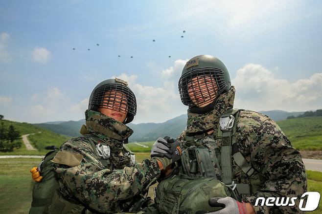 육군은 육군사관학교 3학년 생도들이 지난 3일부터 경기도 광주 육군특수전학교에서 공수기본훈련을 했다고 21일 밝혔다. 육사 생도들이 성공적인 강하를 다짐하며 손을 맞잡고 있다. (육군 제공) 2023.7.21/뉴스1