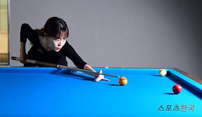 프로당구 선수 김보라가 스포츠한국과의 인터뷰에서 포즈를 취하고 있다. ⓒ이혜영 기자 lhy@hankooki.com