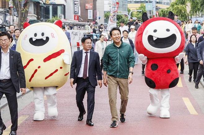 오세훈 서울시장과 박강수 마포구청장이 레드로드를 걷고 있다. [사진제공=마포구]