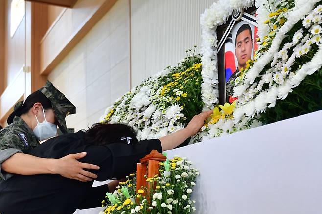 20일 오후 경북 포항시 해병대 1사단 내 김대식 관에 마련된 고 채수근 상병 빈소에서 채 상병의 어머니가 영정 사진을 보고 오열하고 있다. /뉴스1