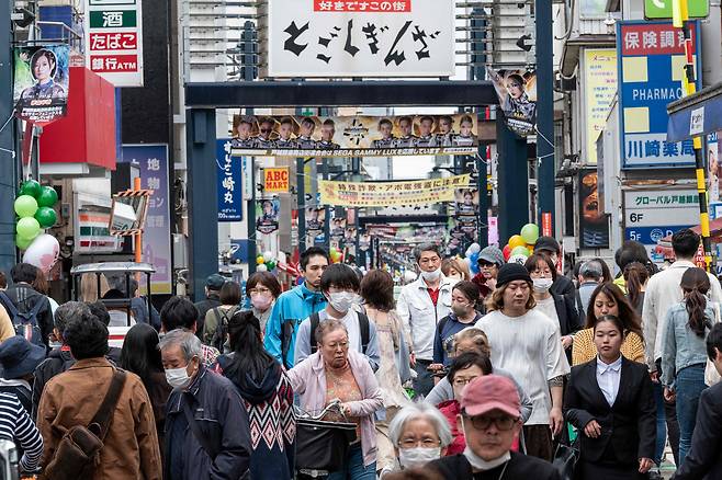 일본 도쿄 긴자의 거리를 걸어가는 사람들의 모습.