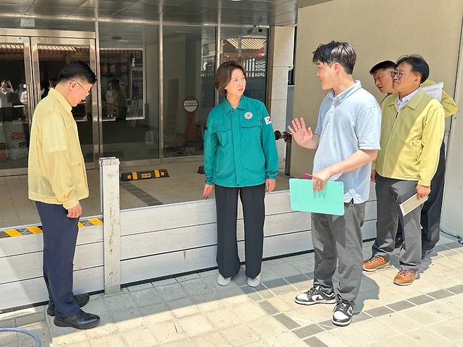 이영 중소벤처기업부 장관(왼쪽 두 번째)이 21일 서울 강남구 영동전통시장을 방문해 차수판을 점검하고 있다.(사진=중소벤처기업부)