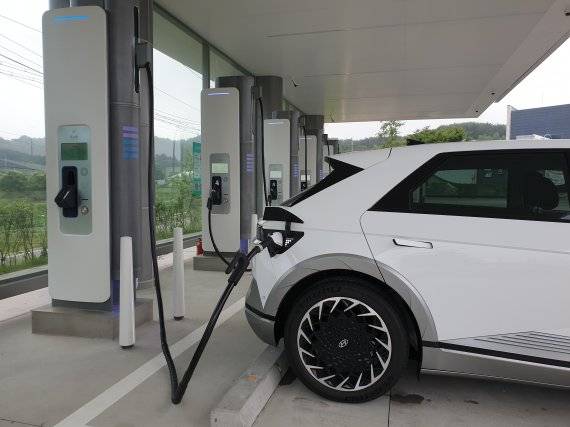 현대차그룹의 전기차 충전소 '이피트'에서 차량을 충전하고 있다. 사진=최종근 기자