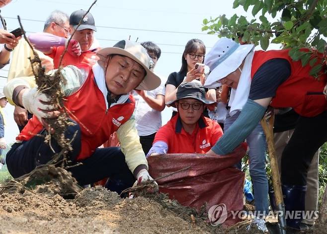 수해복구 봉사활동 나선 김기현 (예천=연합뉴스) 이정훈 기자 = 국민의힘 김기현 대표가 21일 경북 예천군 감천면 진평2리에서 수해복구 봉사활동을 하고 있다. 2023.7.21 uwg806@yna.co.kr (끝)