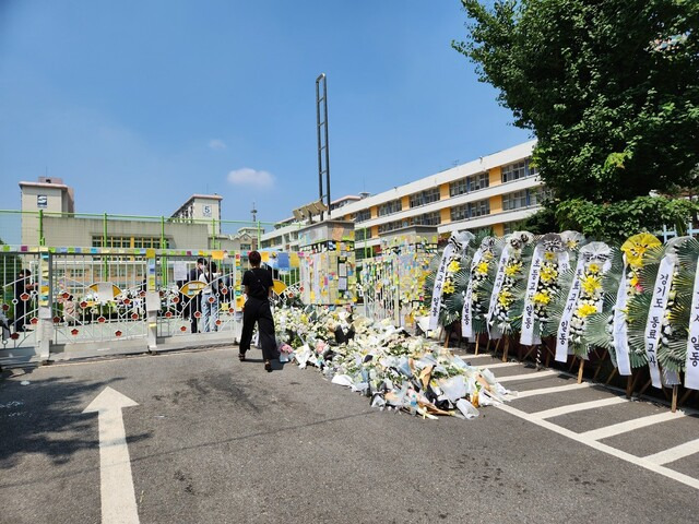 21일 오전 11시30분께 학부모와 갈등 끝에 교사가 극단적 선택을 했다는 의혹이 제기된 서울 서초구 ㅅ초등학교에 추모메시지를 부착하고 있다. 고병찬 기자