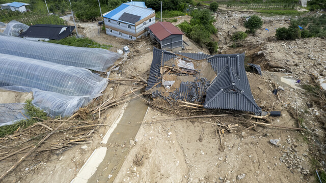 2023년 7월19일 경북 봉화군 춘양면 학산리의 한 기와집이 산사태로 떠밀려온 토사에 무너진 모습. 이곳에서 살던 50대 부부는 안방에서 숨진 채 발견됐다. 예천/김진수 선임기자 jsk@hani.co.kr