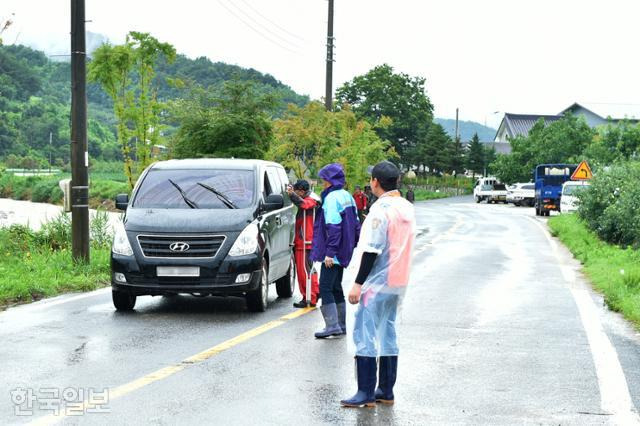 은풍면 의용소방대원들이 경북 예천군 은풍면 은산리 일대에서 차량통행을 안내하고 있다. 류수현 기자