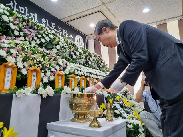 한덕수 국무총리가 20일 충북도청에 설치된 '궁평 지하차도 사고 사망자 합동분향소'를 방문해 조문하고 있다. 청주=뉴시스