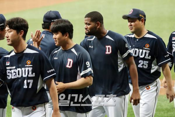 2023 KBO 프로야구 키움히어로즈와 두산베어스의 경기가 지난 6월 25일 오후 서울 고척스카이돔에서 열렸다. 17대 2로 승리, 8승을 거둔 두산 선발 알칸타라 등 선수들이 경기 후 자축하고 있다. 고척=김민규 기자 mgkim1@edaily.co.kr