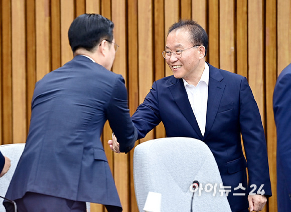 윤재옥 국민의힘 원내대표가 21일 오전 서울 여의도 국회에서 열린 원내대책회의에 참석하고 있다. [사진=곽영래 기자]