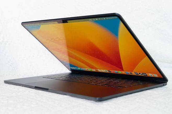 쿨링팬이 없기 때문에 부하가 지속적으로 가해지는 작업에서는 지속 성능이 떨어진다. 출처=IT동아