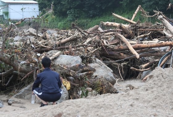 16일 오전 경북 예천군 감천면 벌방리 마을이 산사태로 초토화된 가운데 한 주민이 주저 앉아 있다.연합뉴스
