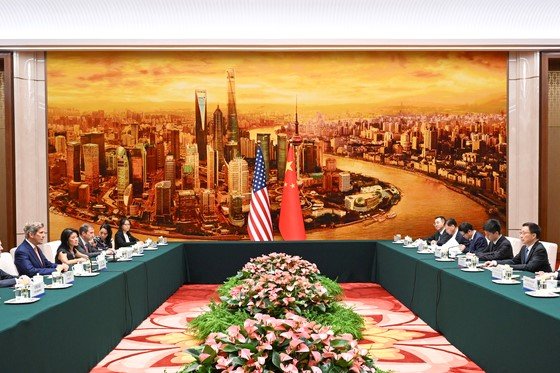 존 케리(왼쪽) 미국 기후 특사가 19일 베이징에서 한정(오른쪽) 중국 국가부주석과 만나 회담을 하고 있다. 신화=AP