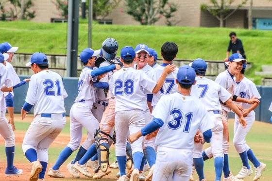 21일 대구시협회장기 야구대회 중등부 우승을 차지한 원베이스볼클럽. 원태인의 아버지 원민구 감독이 이끄는 팀이다. 사진 원베이스볼클럽