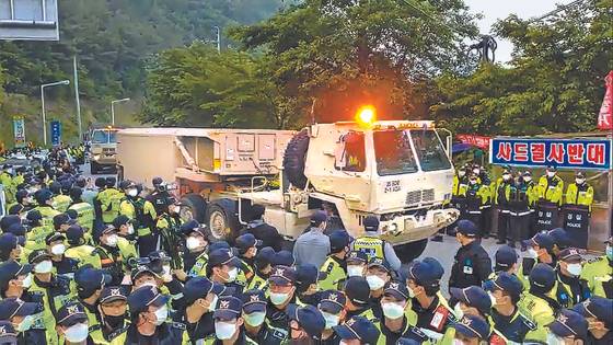 A truck carrying military equipment arrive in Seongju County, North Gyeongsang, on May 29, 2020, to enter the U.S. military base holding the Thaad system. [NEWS]1