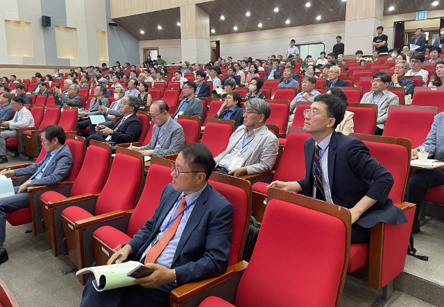 기독교수들이 20일 충북 충주 한국교통대에서 열린 ‘제38회 전국교수 선교대회’에서 강의를 듣고 있다.