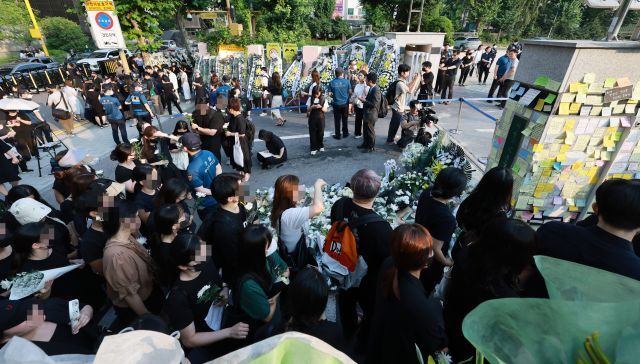 20일 오후 서울 서초구 서이초등학교 앞에 추모객들이 줄지어 서 있다. 연합뉴스