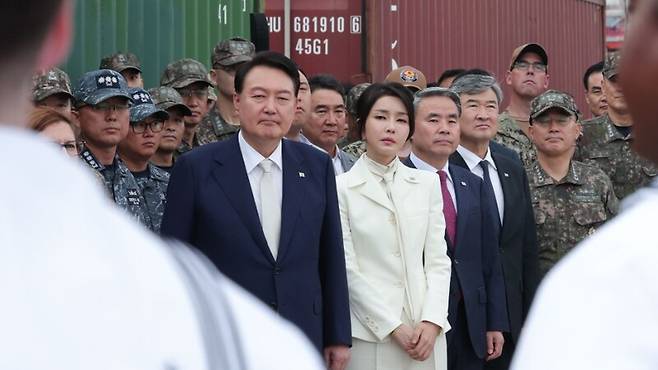 ▲ 7월19일 윤석열 대통령과 김건희 여사가 해군작전사령부에 방문한 모습. 사진=대통령실