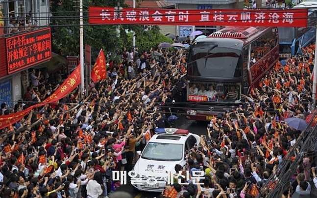 중국에서 대학수학능력시험을 치러 이동하고 있는 학생들을 지역학부모와 주민들이 응원하고 있다. <매경DB>