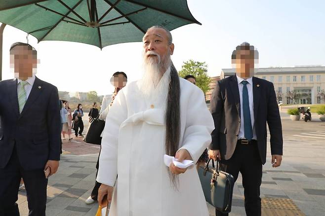 [서울=뉴시스] 박진희 기자 = 역술인 천공이 19일 서울 종로구 송현동 부지(이건희 기증관 건립 장소)를 돌아보고 인사동으로 이동하고 있다. 수행원에 따르면 "이날 천공은 경복궁과 이건희 기증관 송현동 부지를 돌아보고 인사동으로 이동한다"고 했다. 2023.04.19.