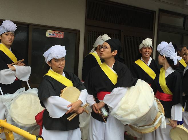 한국 농악대 연습을 하고 조선통신사 축제에 나선 히로시마 대학생들