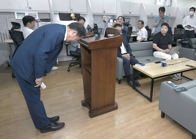 홍준표 대구시장이 '수해 골프' 논란과 관련, 19일 기자실을 찾아 유감을 표하며 머리를 숙이고 있다.[연합]