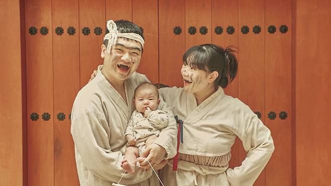 [서울=뉴시스]유튜브 채널 '종지부부'를 운영하는 채종태, 장은지 부부와 딸 채움 (사진=종지부부 제공) 2023.07.20. photo@newsis.com *재판매 및 DB 금지