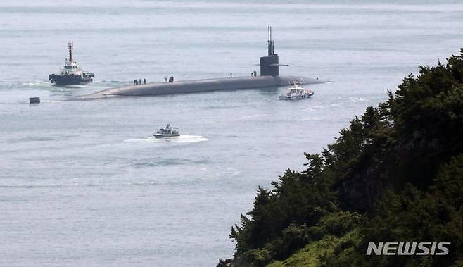 [부산=뉴시스] 하경민 기자 = 미국 오하이오급 핵추진 탄도유도탄 잠수함 '켄터키함'(SSBN-737)이 21일 부산 남구 해군작전사령부 부산작전기지에서 출항하고 있다. 켄터키함에는 전술핵탄두를 장착할 수 있는 잠수함발사탄도미사일(SLBM) '트라이던트-Ⅱ'를 최대 24기 탑재할 수 있다. 2023.07.21. yulnetphoto@newsis.com