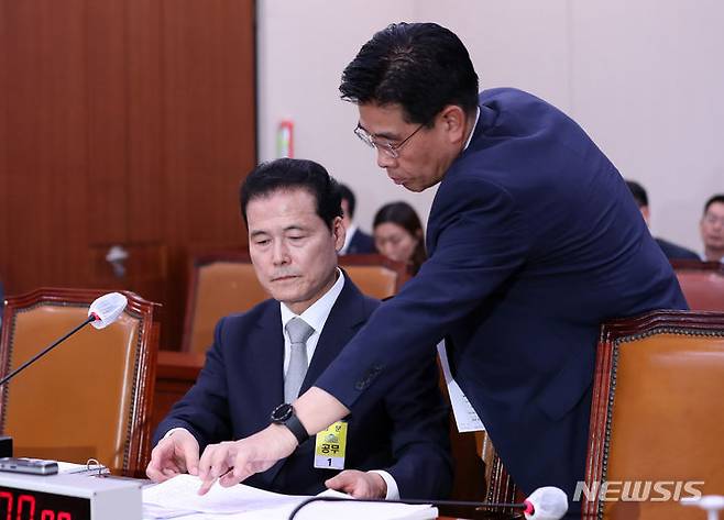 [서울=뉴시스] 이영환 기자 = 김영호 통일부 장관 후보자가 21일 오후 서울 여의도 국회에서 열린 인사청문회에서 강종석 통일부 기획조정실장에게 자료를 전달받고 있다. 2023.07.21. 20hwan@newsis.com