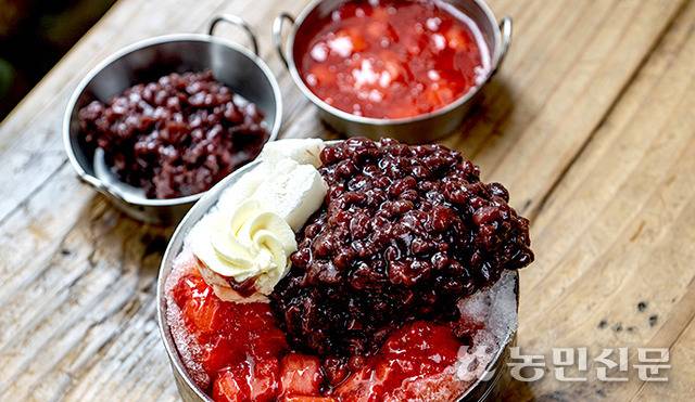 잘게 간 얼음 위에 달곰하게 쑨 팥과 딸기절임을 올린 옛날 빙수는 추억을 떠오르게 한다. 대전=지영철 프리랜서 기자