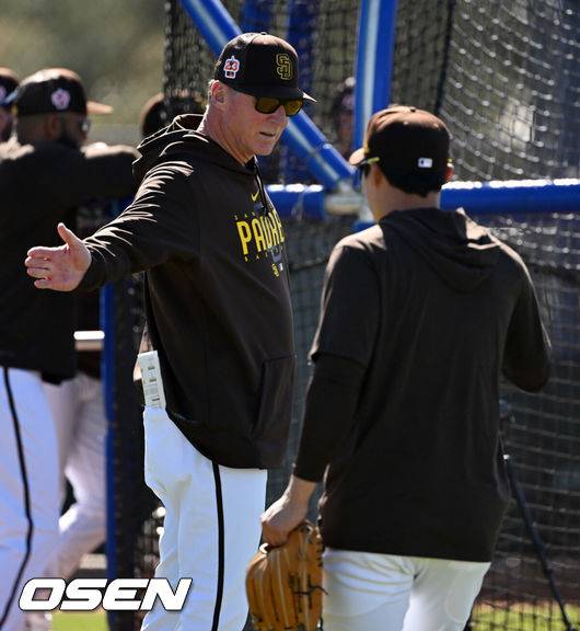 [OSEN=피오리아(미국 애리조나주), 지형준 기자] 샌디에이고 김하성이 밥 멜빈 감독의 펑고 훈련을 마치고 하이파이브를 하고 있다. 2023.02.25 /jpnews@osen.co.kr