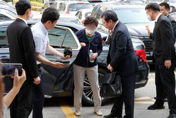 통장잔고증명서 위조 등 혐의를 받고 있는 윤석열 대통령의 장모 최은순(76)씨가 21일 경기도 의정부시 의정부지방법원에서 열린 항소심 선고 공판에 출석하고 있다. 최씨는 지난 2013년 4~10월 경기 성남시 도촌동 땅을 매입하는 과정에서 은행에 347억원을 예치한 것처럼 통장잔고증명서를 위조한 혐의로 기소됐다. 2023.7.21 뉴스1