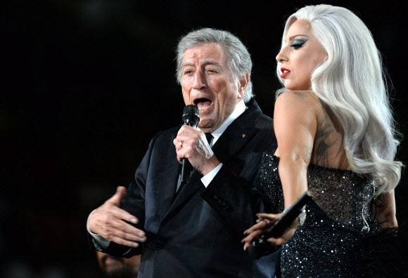 21일(현지시간) 96세를 일기로 세상을 떠난 미국 가수 토니 베넷이 2015년 2월 8일 제57회 그래미상 시상식 도중 레이디 가가와 함께 노래하고 있다. AFP 자료사진 연합뉴스