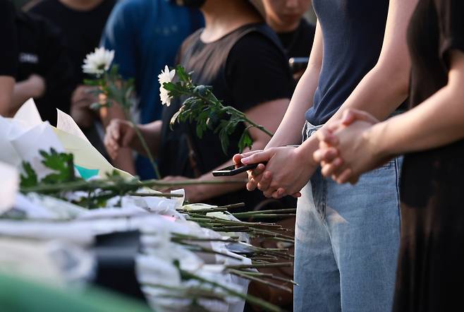 7월20일 서울 서초구 서이초등학교 1학년 담임교사로 근무하다 사망한 A(24) 교사의 임시 추모 공간에서 추모객들이 헌화를 하고 있다. ⓒ 연합뉴스