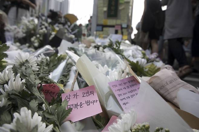 20일 서울시 서초구에 위치한 서이초등학교에 재직중이던 2년차 교사가 학부모와의 갈등 속에서 극단적인 선택을 한 것으로 알려져 추모의 행렬이 이어지고 있다. ⓒ시사저널 이종현